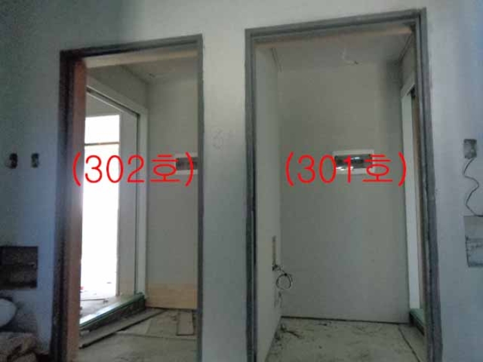 비동 3층 현관(301호, 302호)