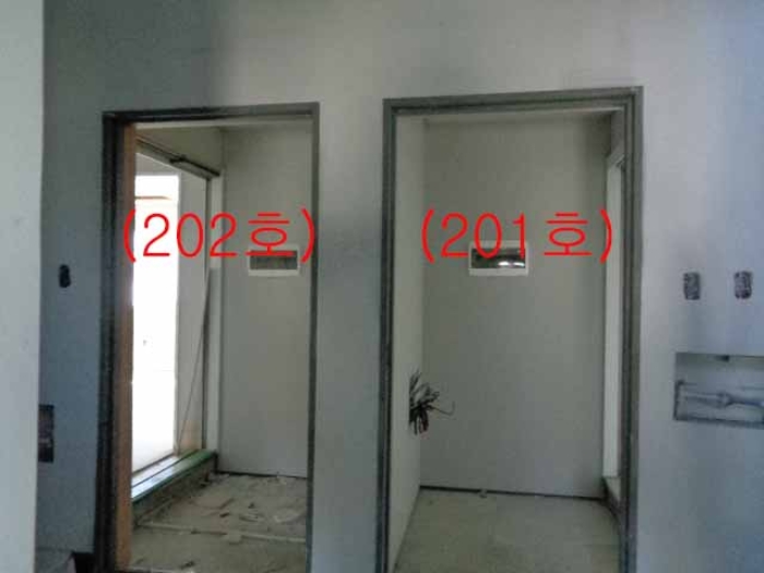 본건(에이동) 2층 현관(201호, 202호)