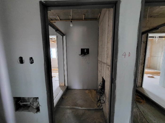 기호(12) 출입구