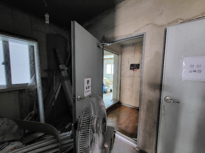 기호(13) 출입구