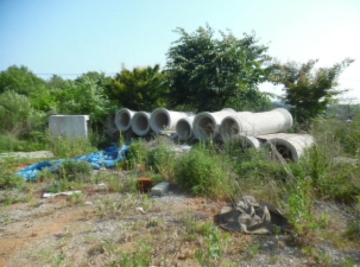 위 지상에 쌓아 놓은 배관자재 등