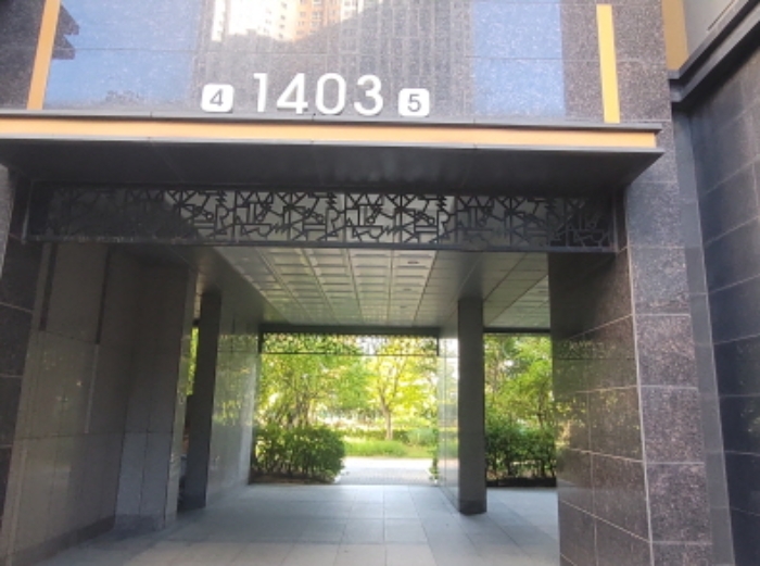 - 본건 건물 공동출입구