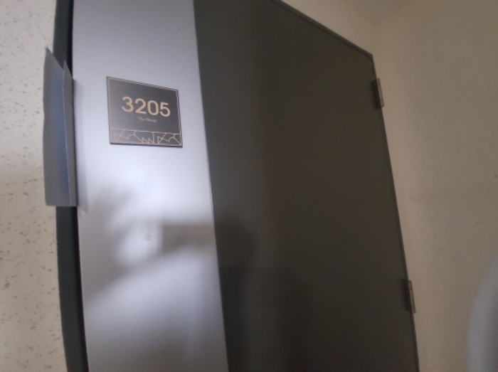 - 본건 건물 출입문