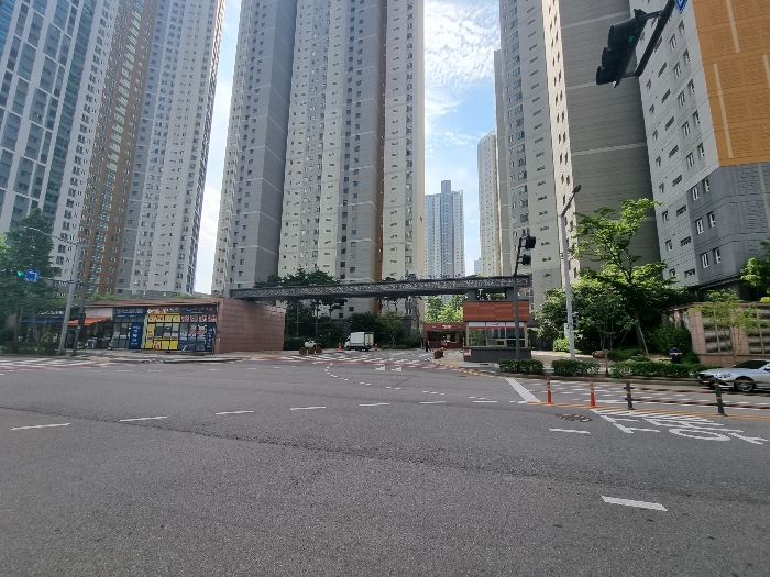 본건 소재 아파트 단지 주 출입구