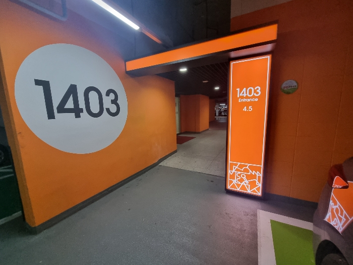 본건 소재 아파트 지하 출입구