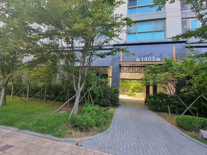 본건 소재 아파트 지상 출입구