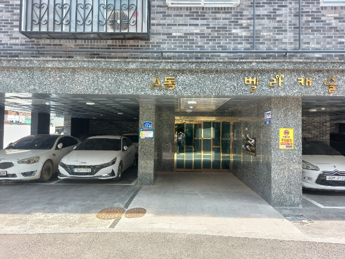 본건 - 출입구 전경