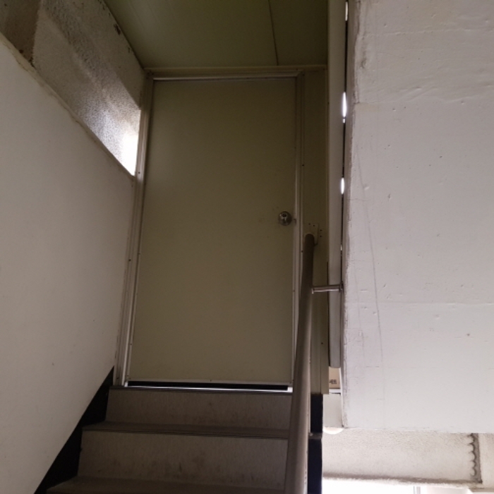 3층에서 옥상으로 올라가는 계단위 작은 공간 출입문