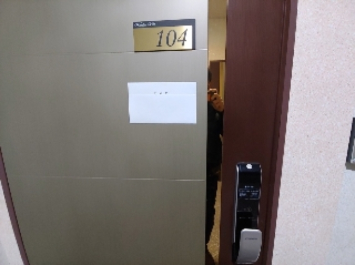 부동산 현관문(안내문 부착)
