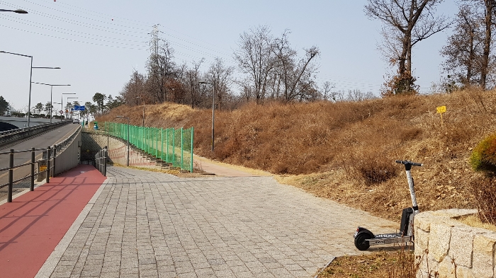 본건 남측 천호대로 법면 부분