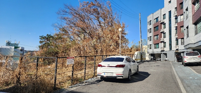 본건(동측촬영 - 일부평탄한 부분)