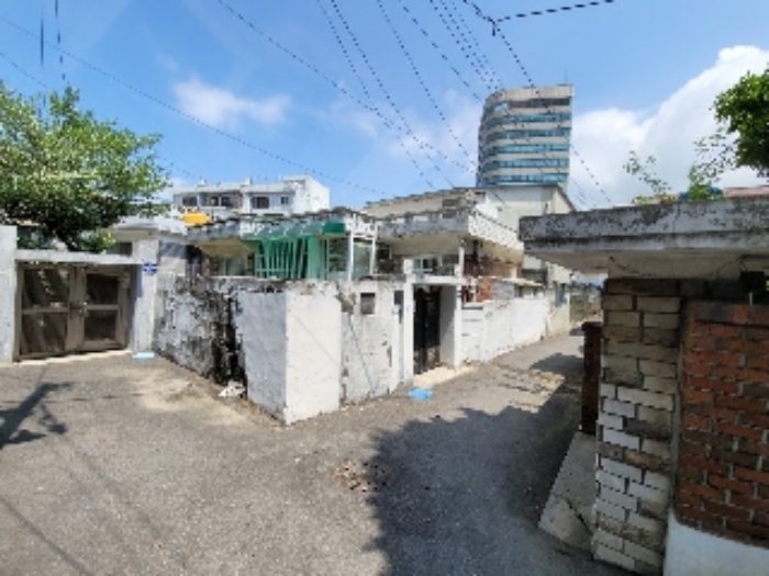 건물 측면 모습(가운데 단독주택임)