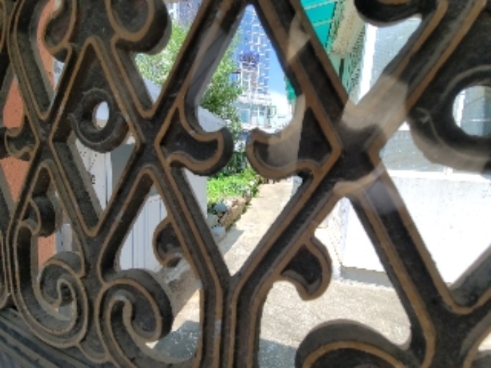 대문 밖에서 건물안 정원을 촬영한 모습