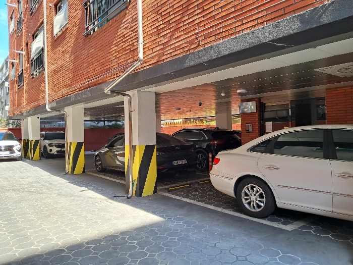 주차장 및 출입구