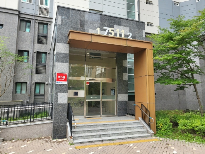 [1층 공동출입구 전경]