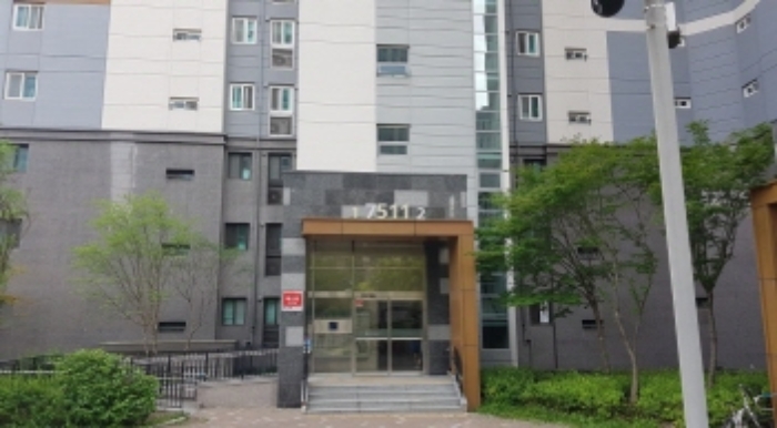 7511동 지상 현관