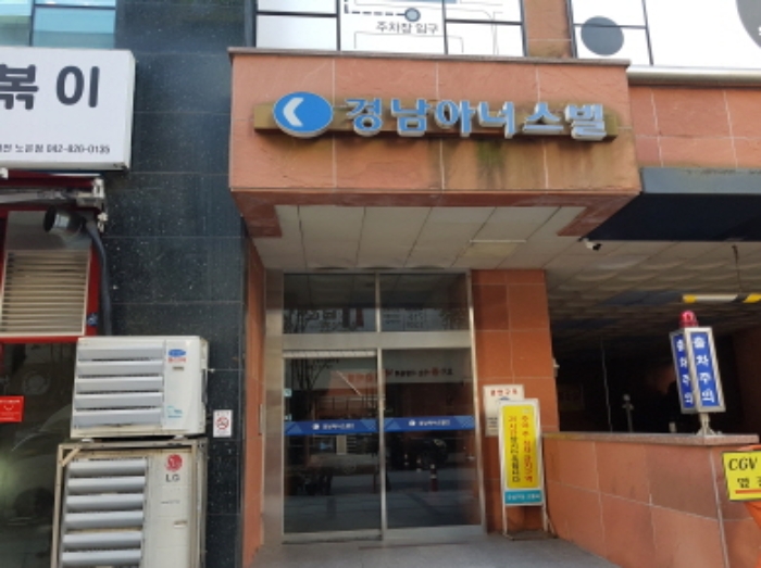 아파트 출입구 부분