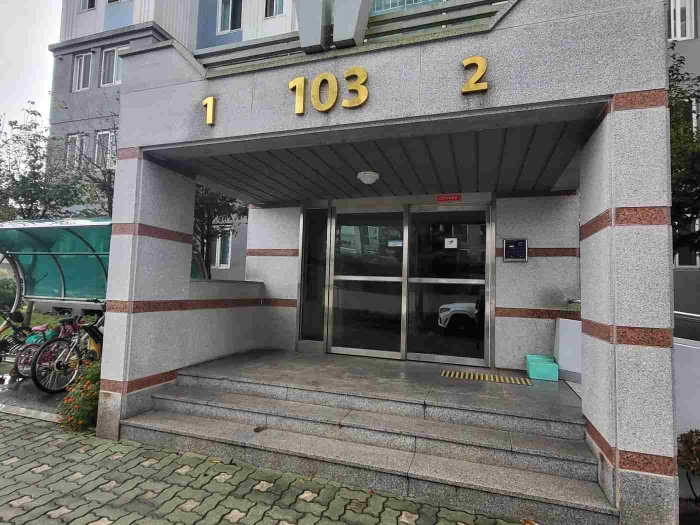 제시 목록 부동산 공동 현관문 전경