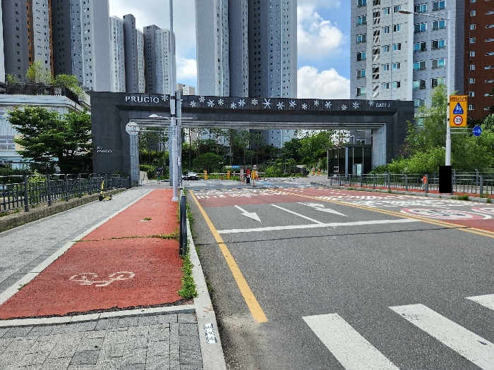 본 건 소재 단지 입구 전경