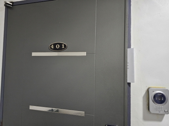 401호 출입문