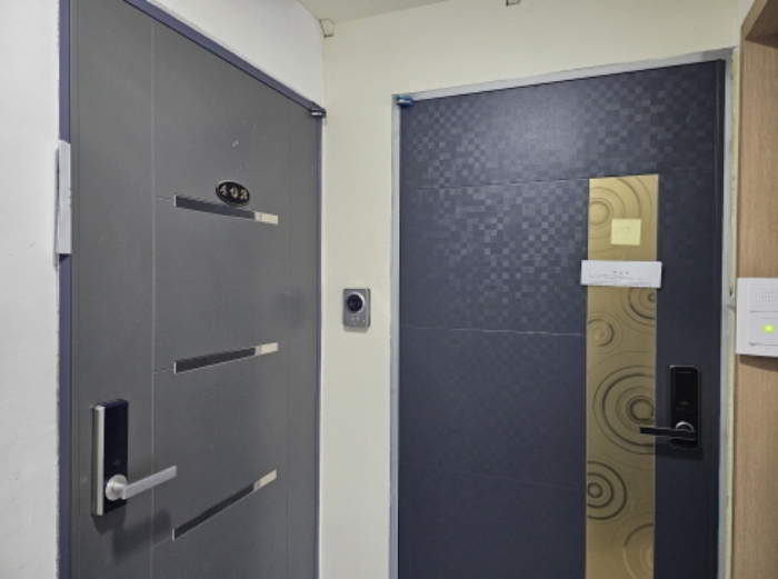 402호, 403호 출입문