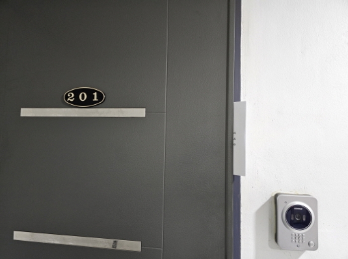 201호 출입문