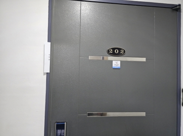 202호 출입문