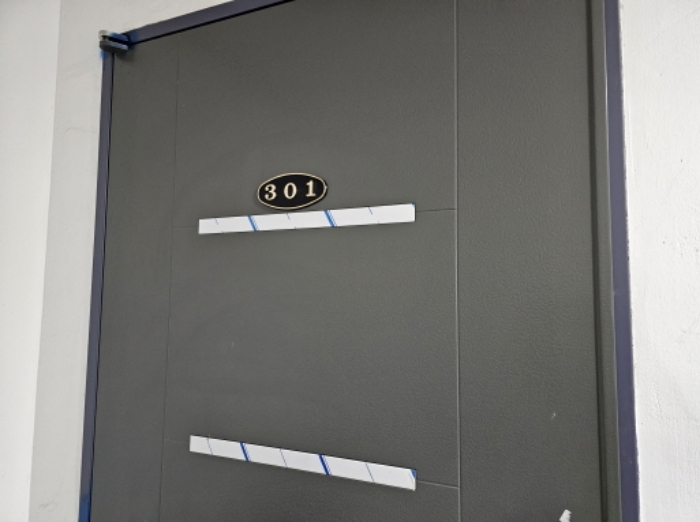 301호 출입문(안내문 교부)