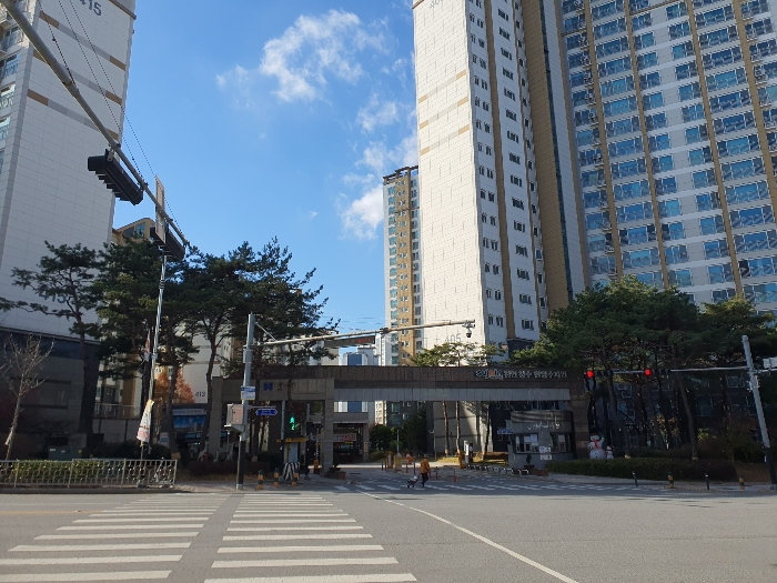 아파트단지 출입구 전경