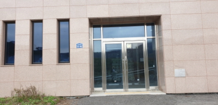 목록3 건물의 현관 전경