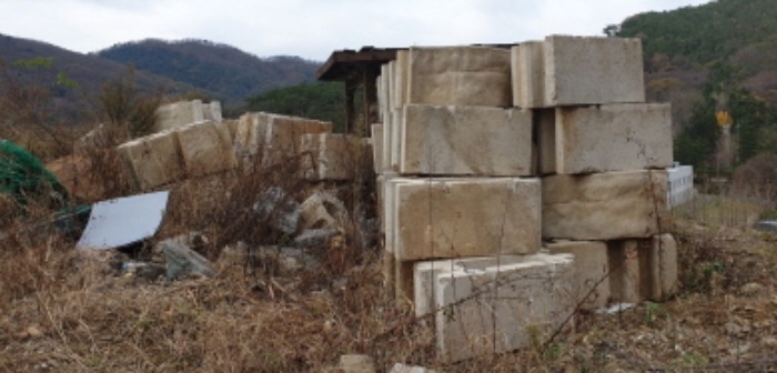 목록2 토지 일부에 적치된 석재 더미
