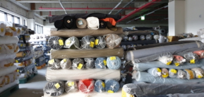 지하층 내부에 적재되어 있는 원단 모습