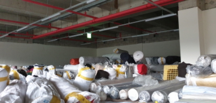 지하층 내부에 적재되어 있는 원단 모습