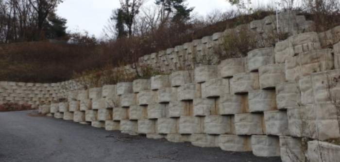 목록3 건물의 1층(옥상쪽) 진입로쪽에 쌓은 석재옹벽