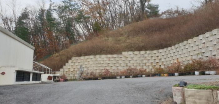 목록2 토지 및 목록3 건물 1층(구조상 옥상쪽) 주차장