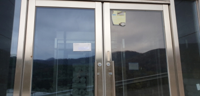 현관문에 안내문을 게시한 모습