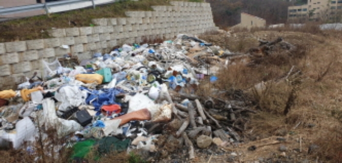 목록2 토지 일부에 적치되어 있는 다량의 쓰레기