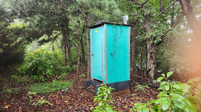 기호(1)과 인접지와의 경계선의 이동식화장실