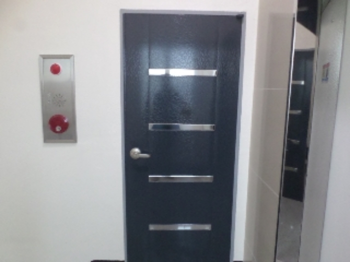 목록2. 2층 출입문