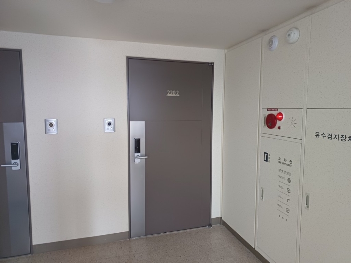 대상물건 현관 전경