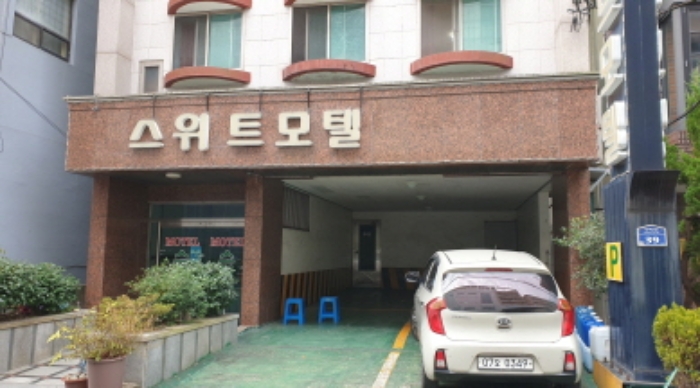 입구 주 출입문 및 주차장