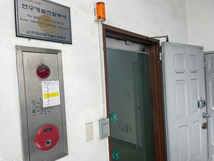 2층 출입문