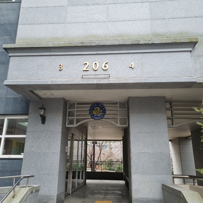 대상 집합건물 출입구 모습