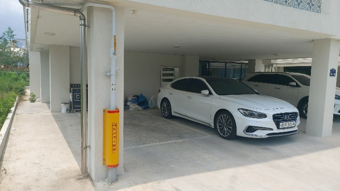 1층 피로티 전경