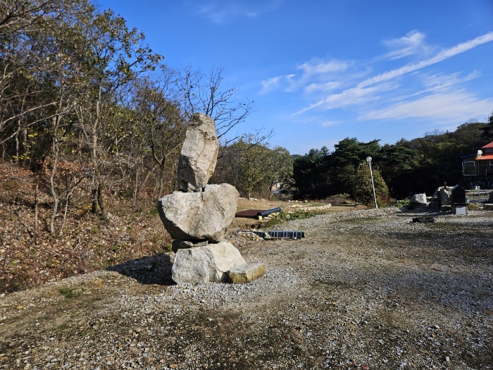 본건 지상 소재 석물