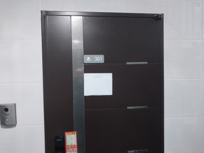 301호 현관 (안내문 부착)