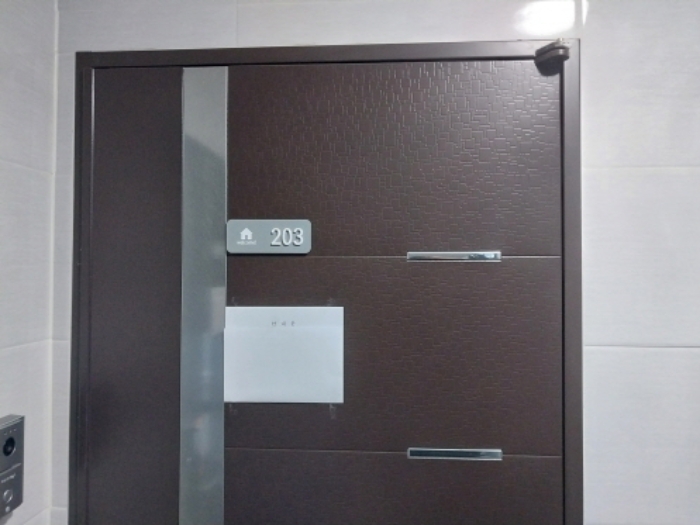 203호 현관 (안내문 부착)