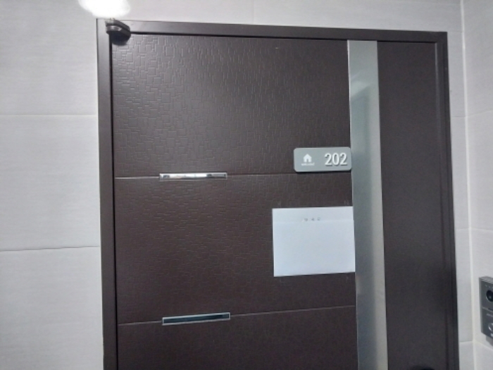 202호 현관 (안내문 부착)