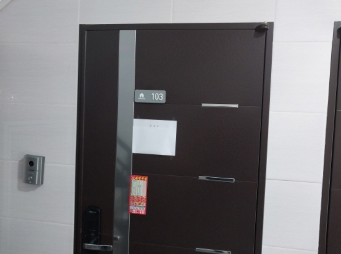 103호 현관 (안내문 부착)