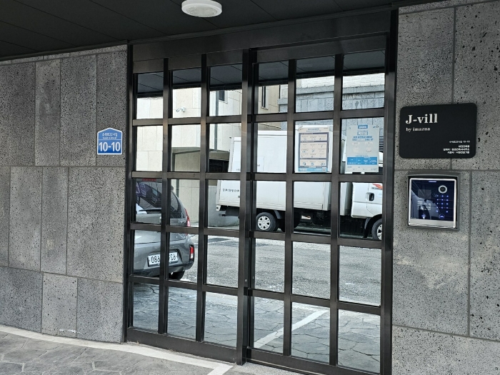 [본건 기호(2) 출입문 전경]